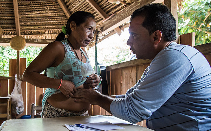 Na imagem, médico cubano do Mais Médicos atende em Tarauacá (AC); áreas indígenas foram priorizadas pelo programa