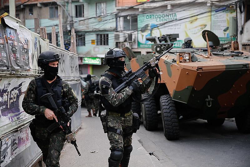 Militares realizam operação na favela da Rocinha, após guerra entre quadrilhas rivais de traficantes pelo controle da área