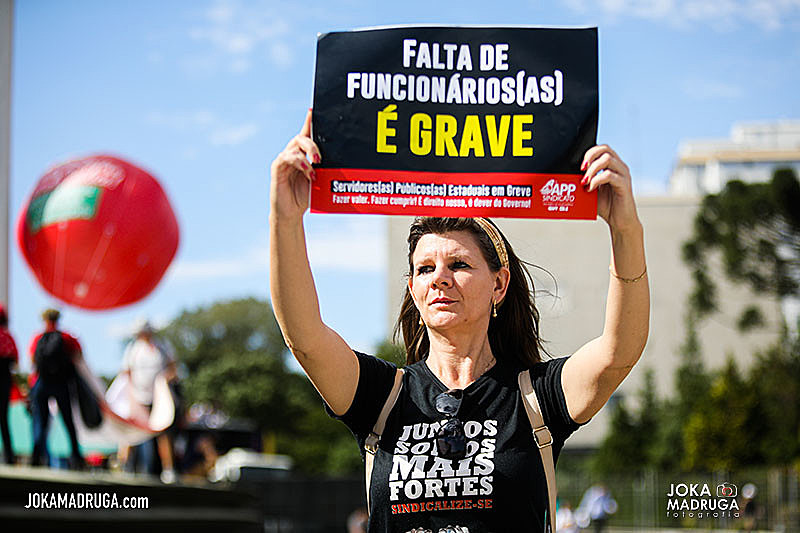 Assembleia acontece em frente ao Palácio Iguaçu, local do acampamento e da maioria dos atos
