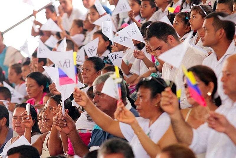 Colombianos pedem "paz" depois de anos de conflito entre as Farc e o governo