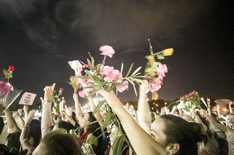 Mulheres demonstram apoio à presidenta Dilma em ato em Brasília em abril