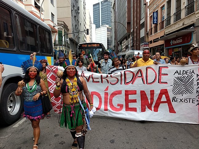 Mais de 50 pessoas se manifestaram contra a decisão dos desembargadores de remarcar a sessão pela segunda vez consecutiva