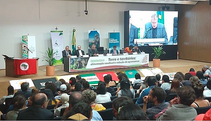 Debatedores traçaram um cenário de retrocessos na questão fundiária e na liberação de agrotóxicos