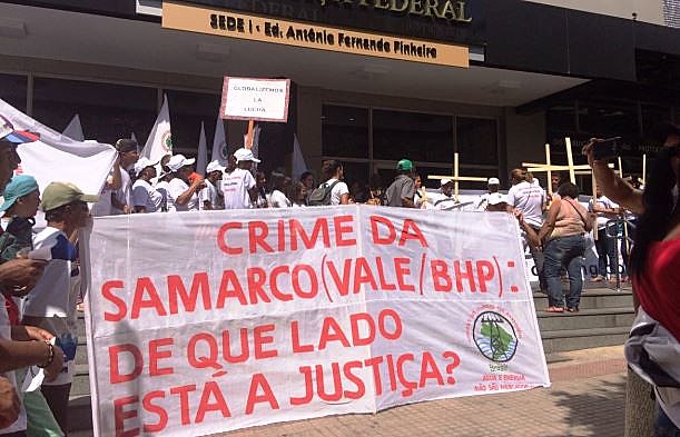 Protesto ocorreu em frente à 12ª Vara da Justiça Federal, em Belo Horizonte