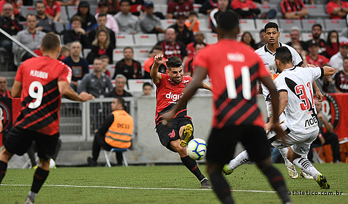 Se a situação entre os homens é longe do sonho de jogador que fica famoso e rico, no futebol praticado por mulheres é pior ainda.