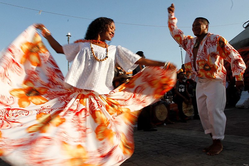 A dança que acompanha o ritmo possui uma coreografia marcante, os passos são miúdos, e o casal dança de forma cíclica