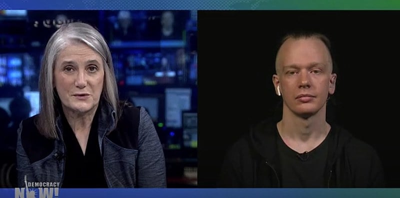Bini (dir.) foi entrevistado pela premiada jornalista Amy Goodman