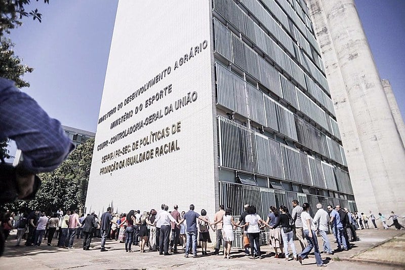 Ação é um protesto contra a extinção da pasta, cujas atribuições ficarão a cargo do novo Ministério do Desenvolvimento Social e Agrário