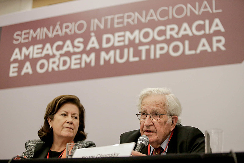 Noam Chomsky participou do debate "O progressismo e o neoliberalismo em um mundo em desenvolvimento"