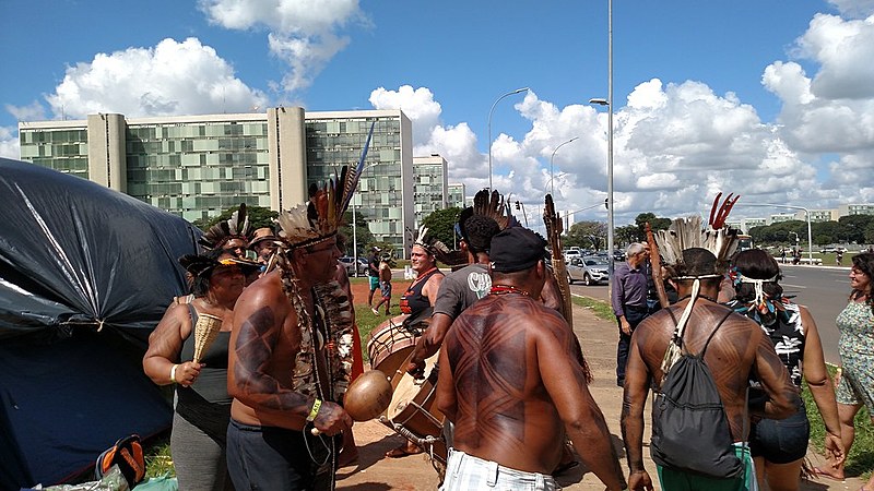 Indígenas dançam e cantam na Esplanada dos Ministérios enquanto acampamento é reorganizado