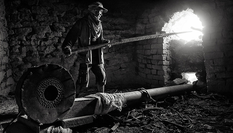 Os foguistas enfrentam as labaredas pelo menos 140 vezes a cada turno de 12 horas