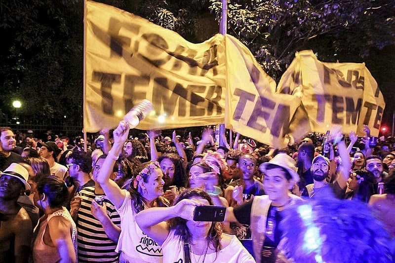 Faixa estendida no bloco Chama o Síndico, na quarta (22)
