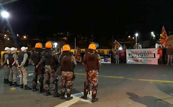 Tropa de Choque foi acionada em diversas cidades gaúchas