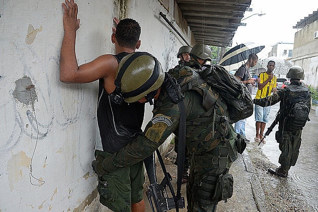 Militares fizeram blitzes e estão revistando e checando antecedentes de moradores