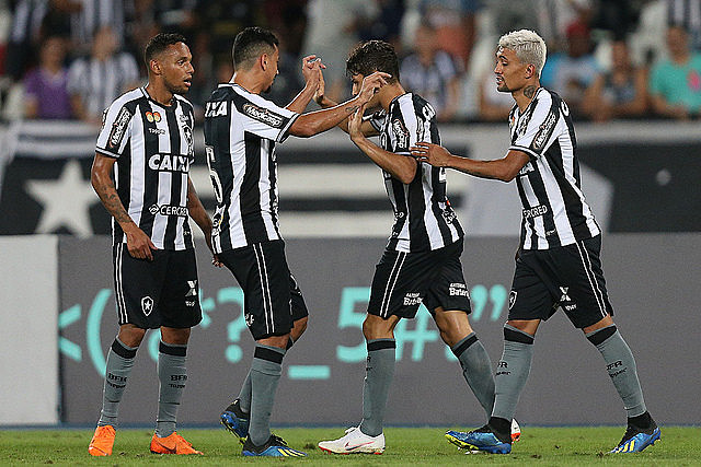 O lateral-direito Marcinho marcou o gol da vitória do Botafogo contra a Chapecoense