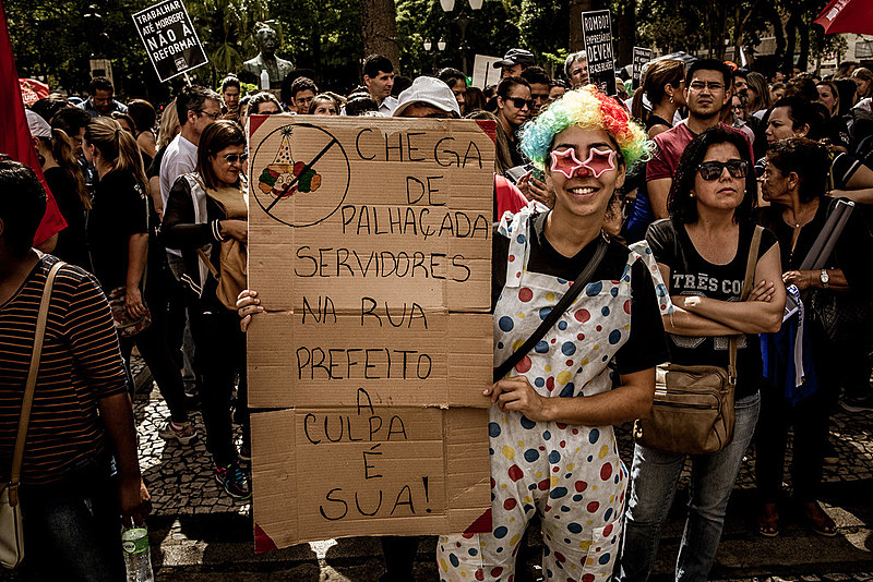 Sem debates democráticos, Greca engaveta o Plano de Carreira dos professores