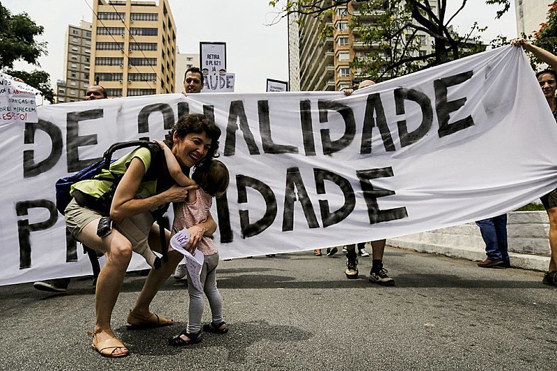 Mãe e filho em ato da greve dos servidores públicos municipais nesta terça (20)