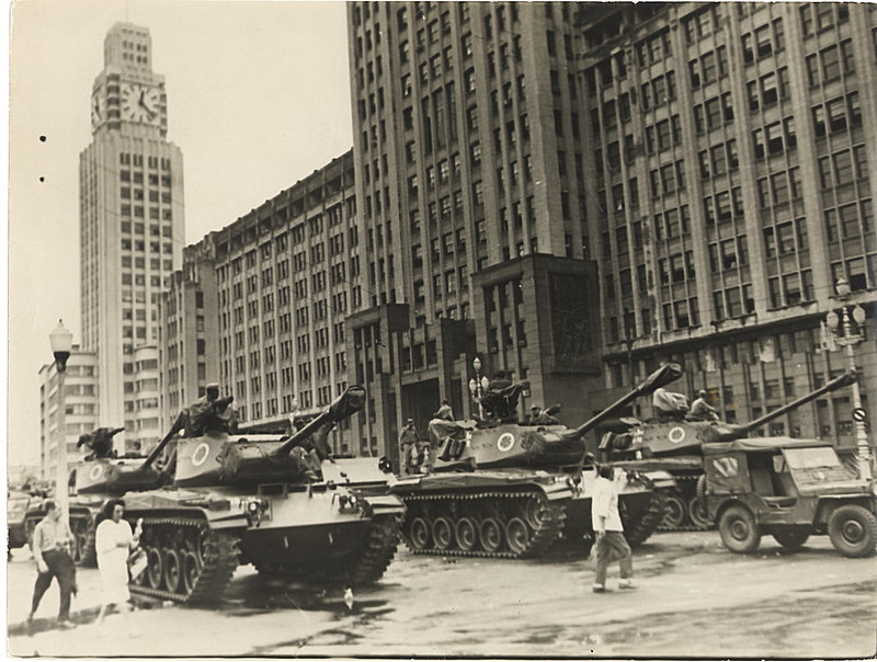 Tanques do Exército ocupam as ruas do Rio de Janeiro no golpe de 1964, iniciando o mais longo período de exceção do país