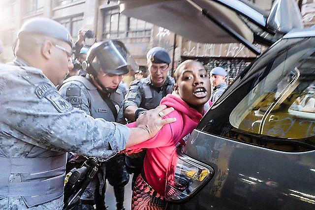 Militantes son detenidas por la Policía Militar en la región central de la ciudad de São Paulo