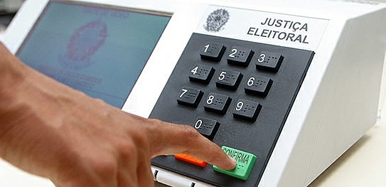 As urnas eletrônicas sempre despertaram desconfiança no Brasil e internacionalmente