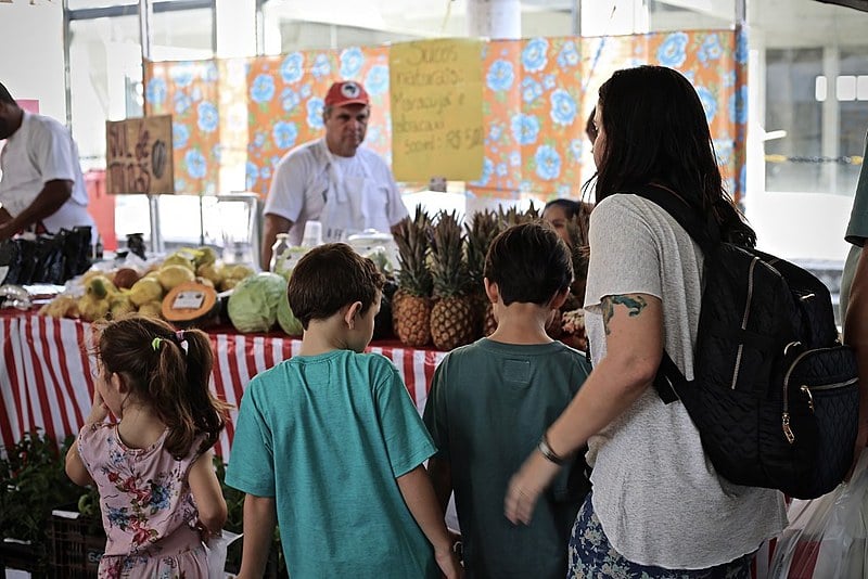 Mariana Custódio, moradora de Maricá, visita Feira da Reforma Agrária com a família
