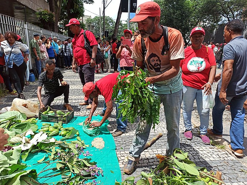 Sem terras expõem os produtos sem agrotóxicos que plantam nas terras ocupadas; antes, locais serviam para a mineração