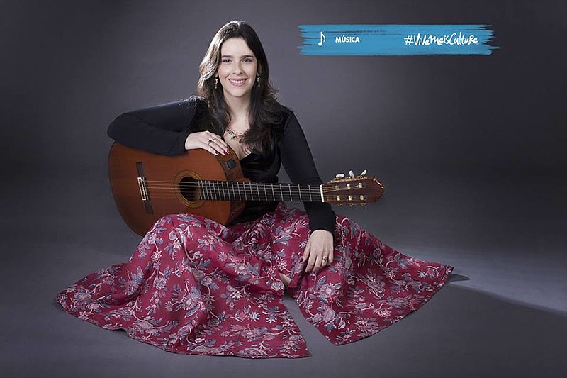 A violonista, arranjadora, compositora e cantora Antonia Adnet é a próxima atração do projeto Samba de Bamba