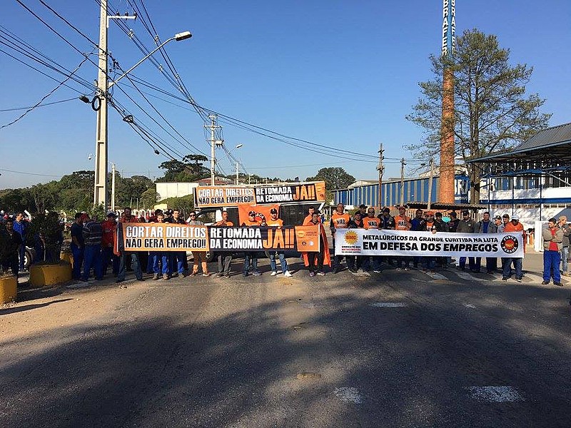 A paralisação começou nas trocas de turno da madrugada de hoje e ocorre em pelo menos 14 fábricas espalhadas pelo Paraná