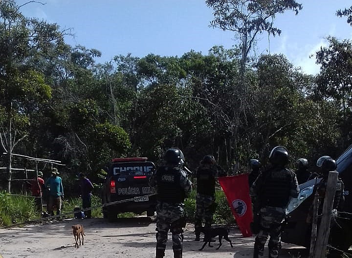 De acordo o MST, a PM ameaçou “as famílias e impedindo de retirarem seus pertences das moradias”