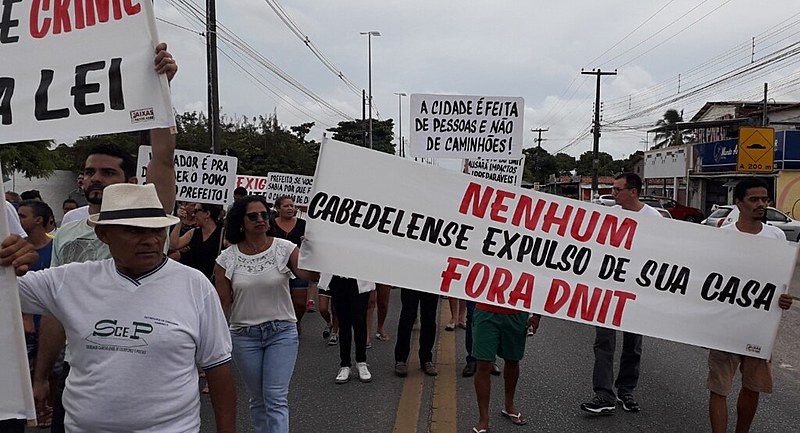 Moradores protestaram em março contra despejos que começaram a ser feitos pelo DNIT sem nenhum diálogo.