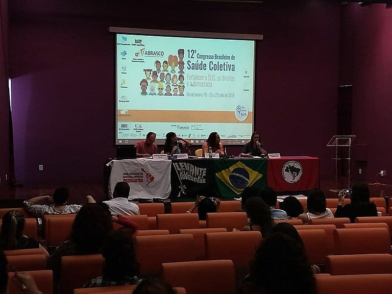 Mesa redonda “Lutas sociais e disputas de poder na saúde: entre o direito e a mercadoria”, durante o 22º Congresso da Abrasco