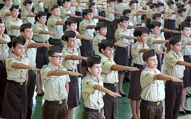Há uma clara diferença entre colégio militar e uma intervenção militar, que é o caso no DF