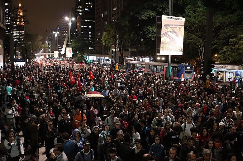 Manifestantes en Sao Paulo exigieron ayer la salida del presidente Michel Temer.