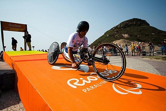 Zanardi ganha medalha no lugar em que ele fez a primeira pole como piloto e 15 anos depois de perder as pernas
