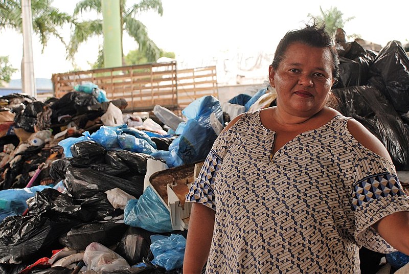 A catadora de materiais reciclável Lúcia Fernandes, que participa de uma cooperativa desde 2008