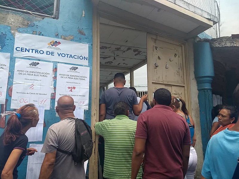 Nos centros de votação pelo país, a população compareceu para votar, como no bairro Petare