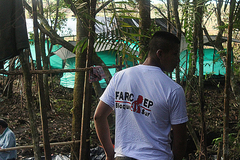 Guerrilheiro das Farc na selva colombiana