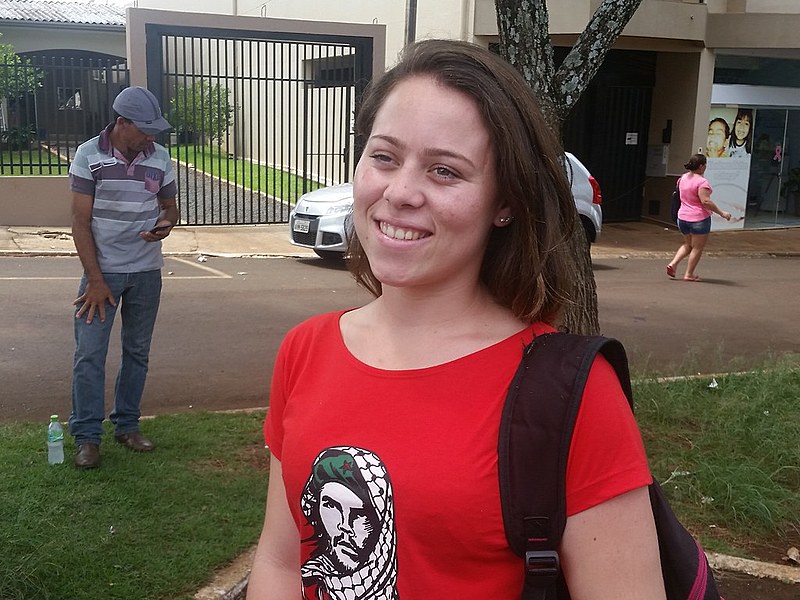 A jovem elogia o espírito de coletividade e cooperação no pré-assentamento