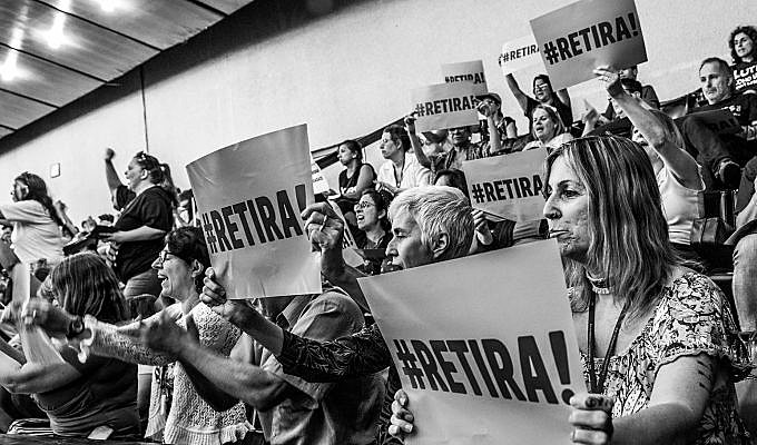 Em greve unificada com demais servidores estaduais, educadores pedem retirada do pacote que corta direitos do funcionalismo gaúcho