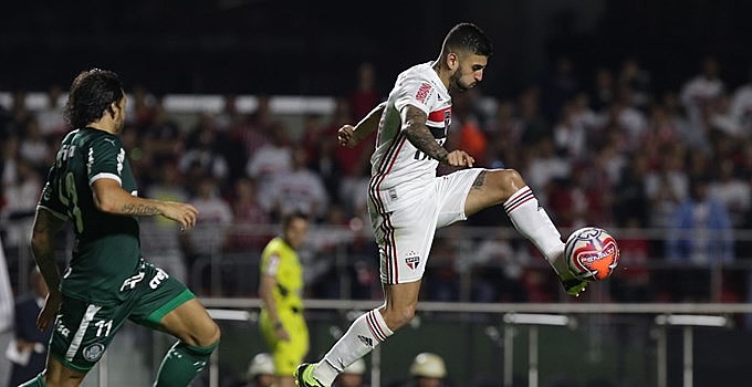 O volante Lizieiro durante o clássico com o Palmeiras