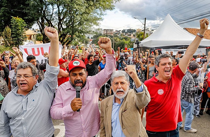 Celso Amorim participa de ato político no acampamento Lula Livre, em Curitiba