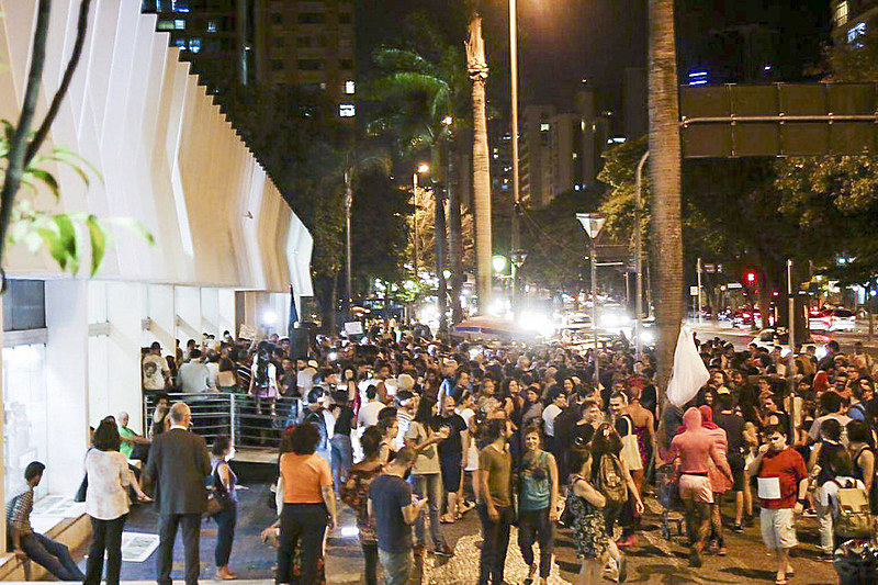 Protesto em frente ao Palácio das Artes, centro de BH, contra a censura