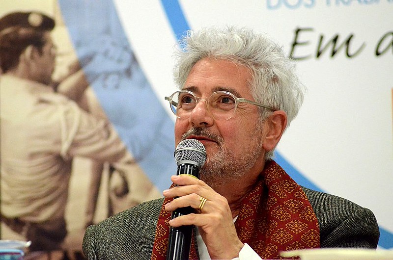 "O PT tinha e mantém uma atitude ambivalente com a grande mídia. Estão pagando um preço muito pesado agora", critica Santos