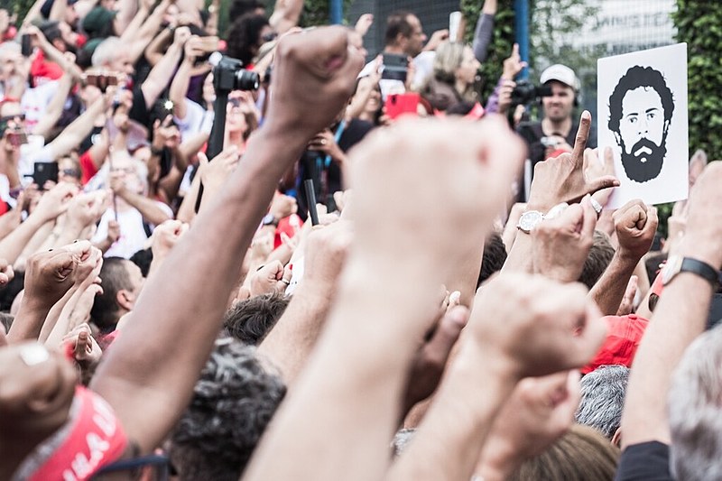 Manifestantes pedem a liberdade do ex-presidente Lula em ato da Jornada Mundial Lula Livre.