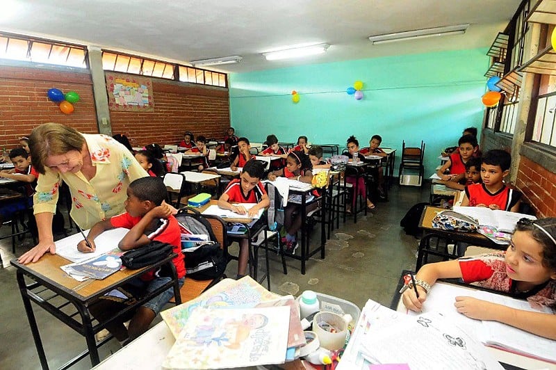 Burocracia da rematrícula pode causar dificuldades para família e alunos