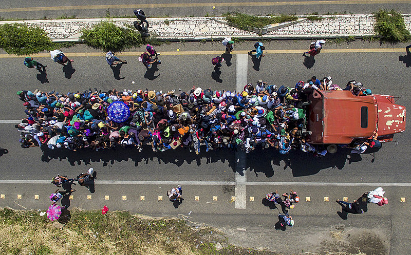 A caravana, formada por famílias com centenas de crianças, teve início na cidade hondurenha de San Pedro Sula; grupo já está no México