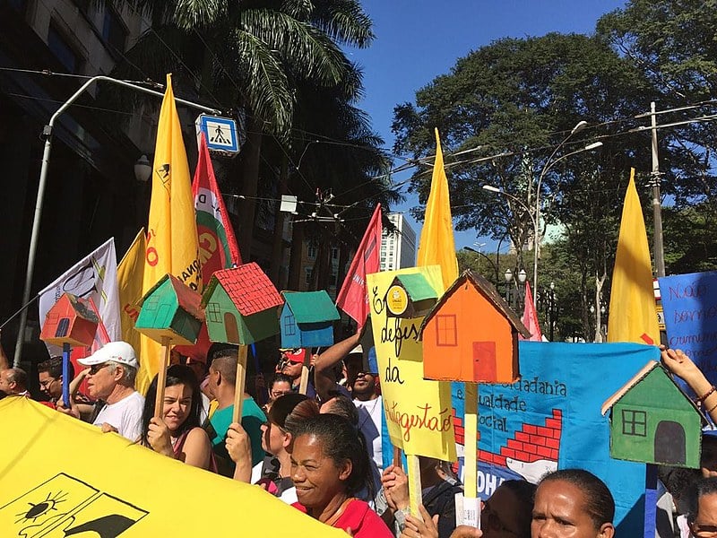 Na campanha, governador tinha prometido mais casas; agora, pasta diz que recursos estão congelados