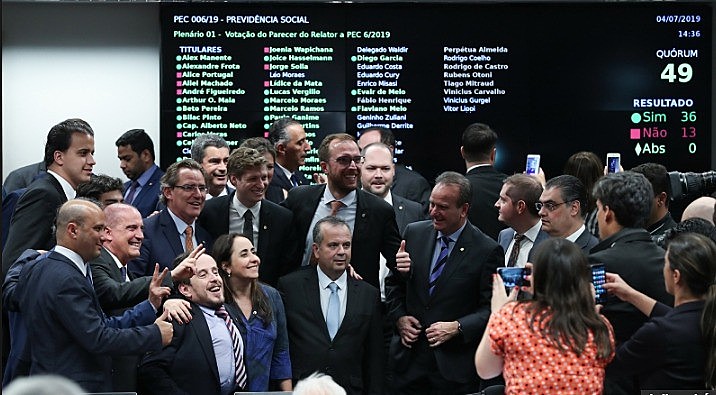 Deputados comemoram a aprovação do texto-base da reforma da Previdência