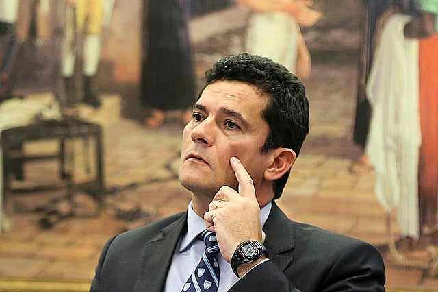 Sérgio Moro é acusado de cometer ilegalidade ao "vazar" telefonemas para a imprensa