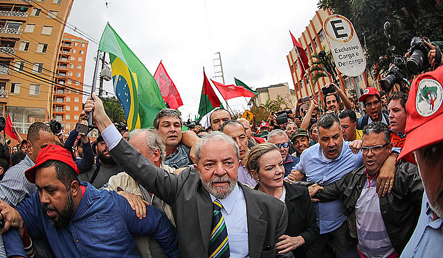 Lula foi acompanhado por militantes durante o primeiro depoimento; mobilização se repetirá nesta quarta-feira (13)